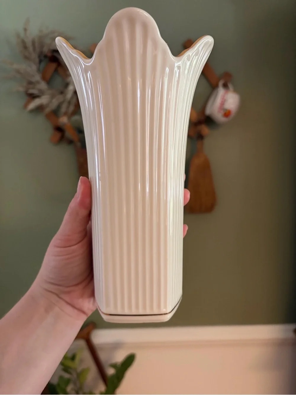 Elegant Cream Ceramic Fluted Vase - Classic Home Accent